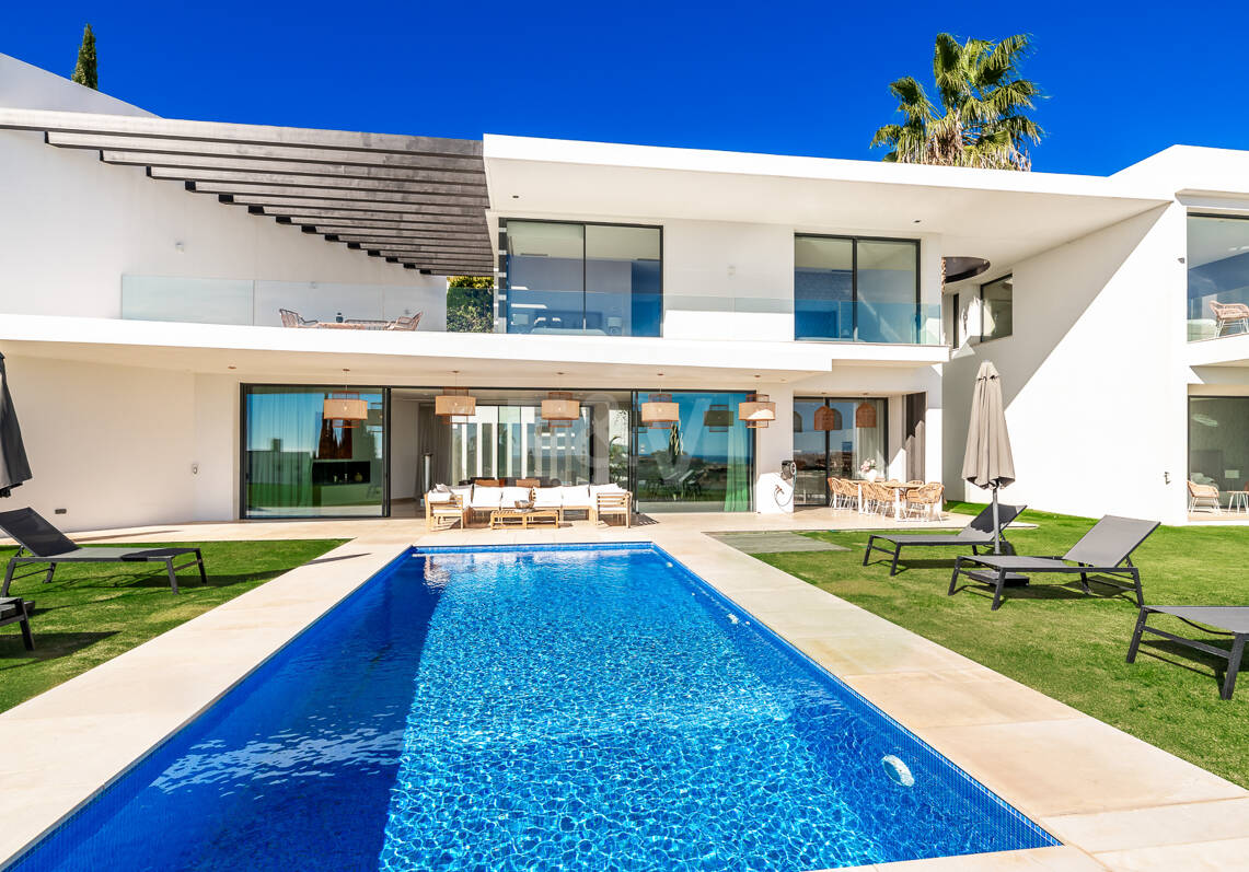 Joyau architectural avec vues dégagées sur la mer et les montagnes