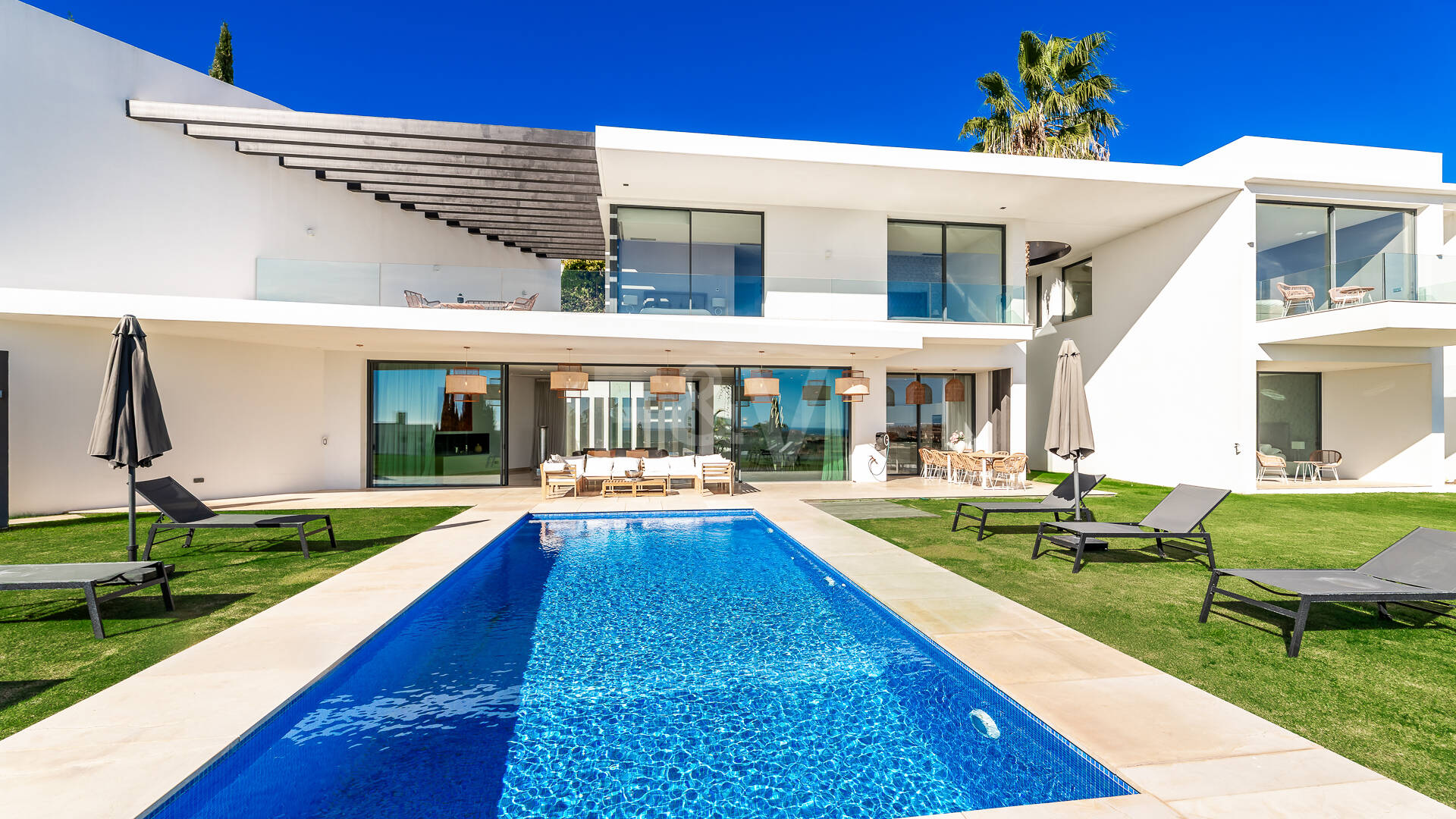 Joyau architectural avec vues dégagées sur la mer et les montagnes