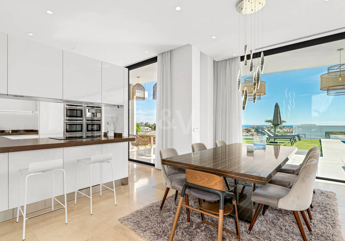 Joyau architectural avec vues dégagées sur la mer et les montagnes