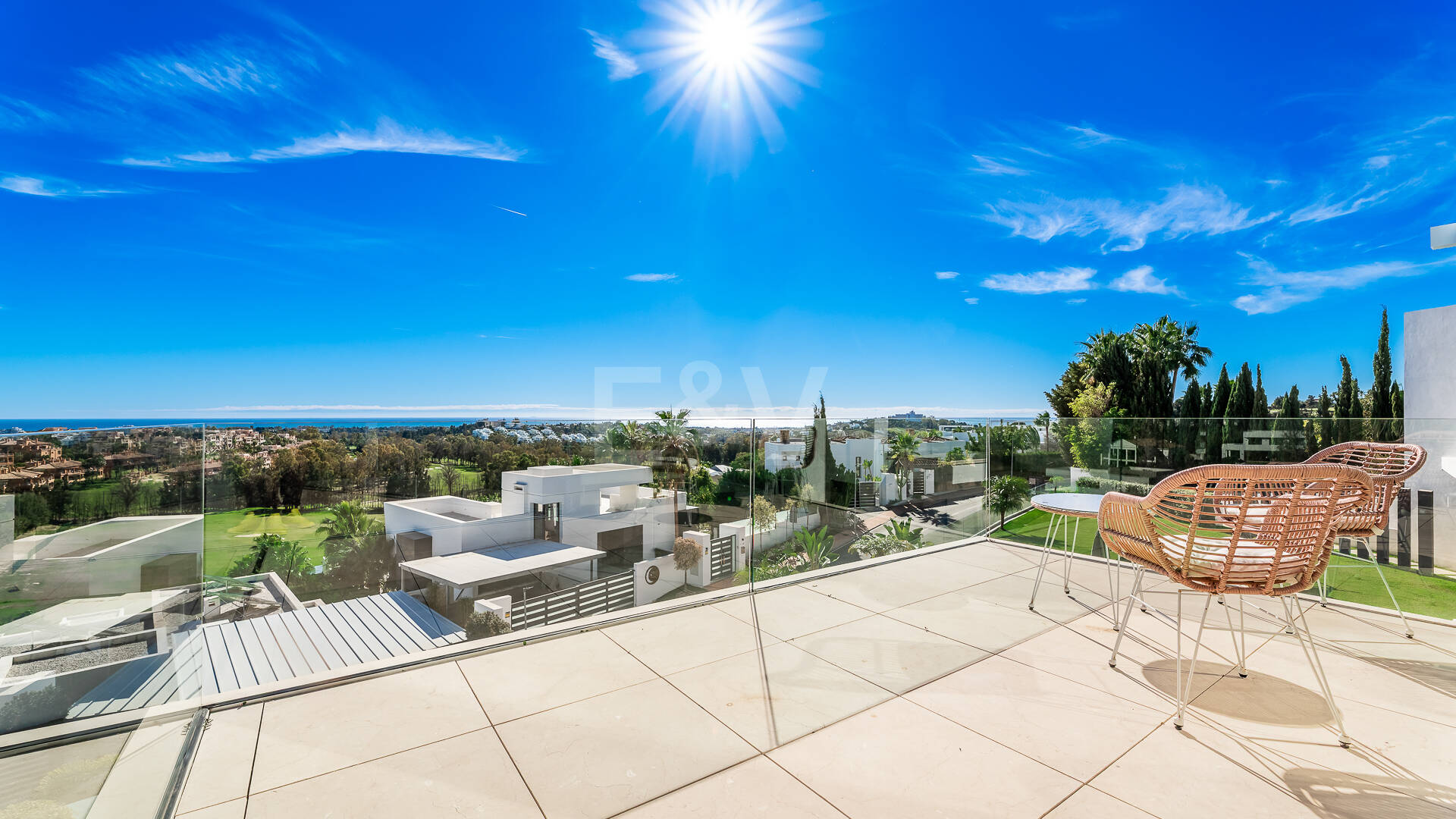 Joyau architectural avec vues dégagées sur la mer et les montagnes