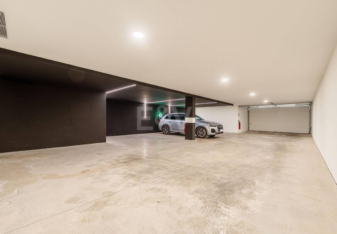 Grand Contemporary Villa with Luxury Amenities and Prime Golfside Living