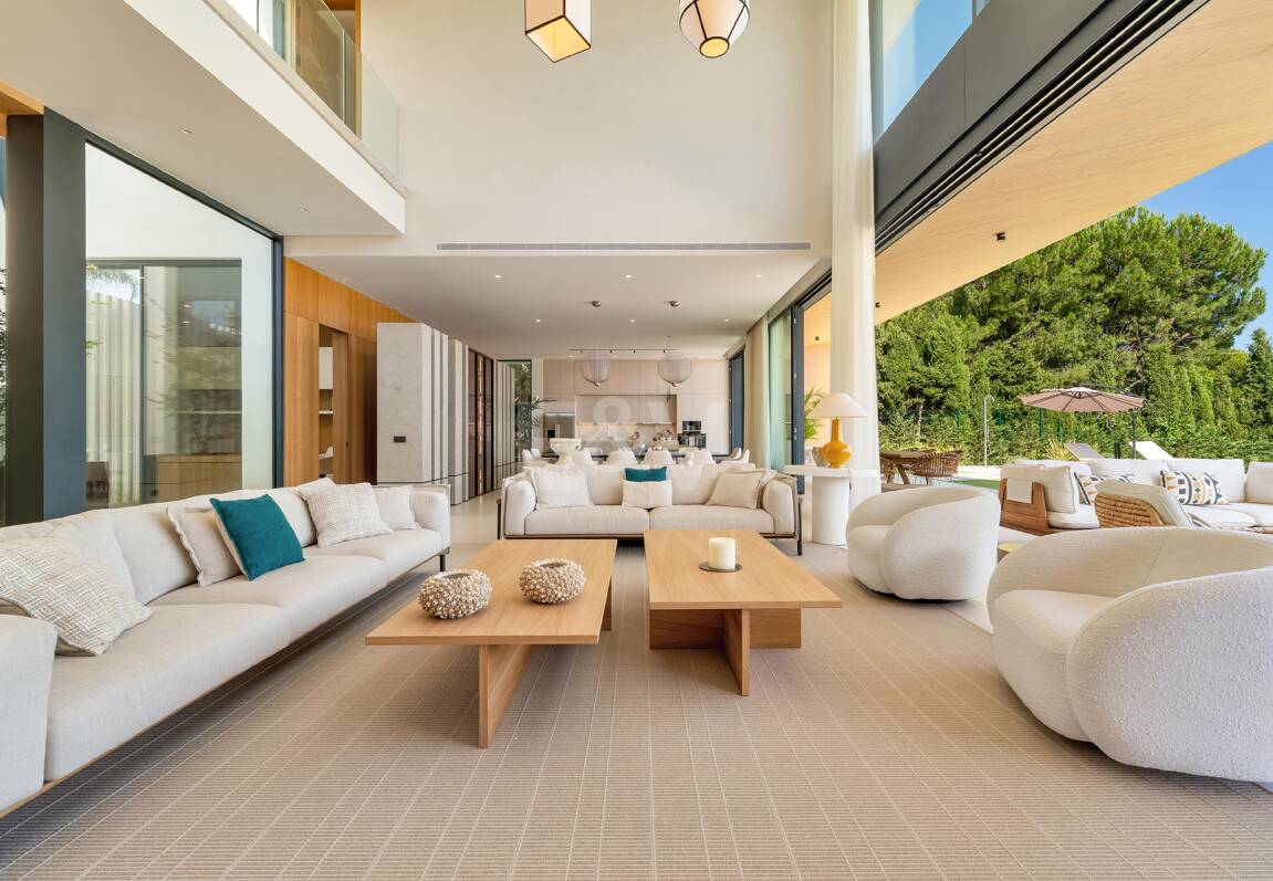 Grand Contemporary Villa with Luxury Amenities and Prime Golfside Living