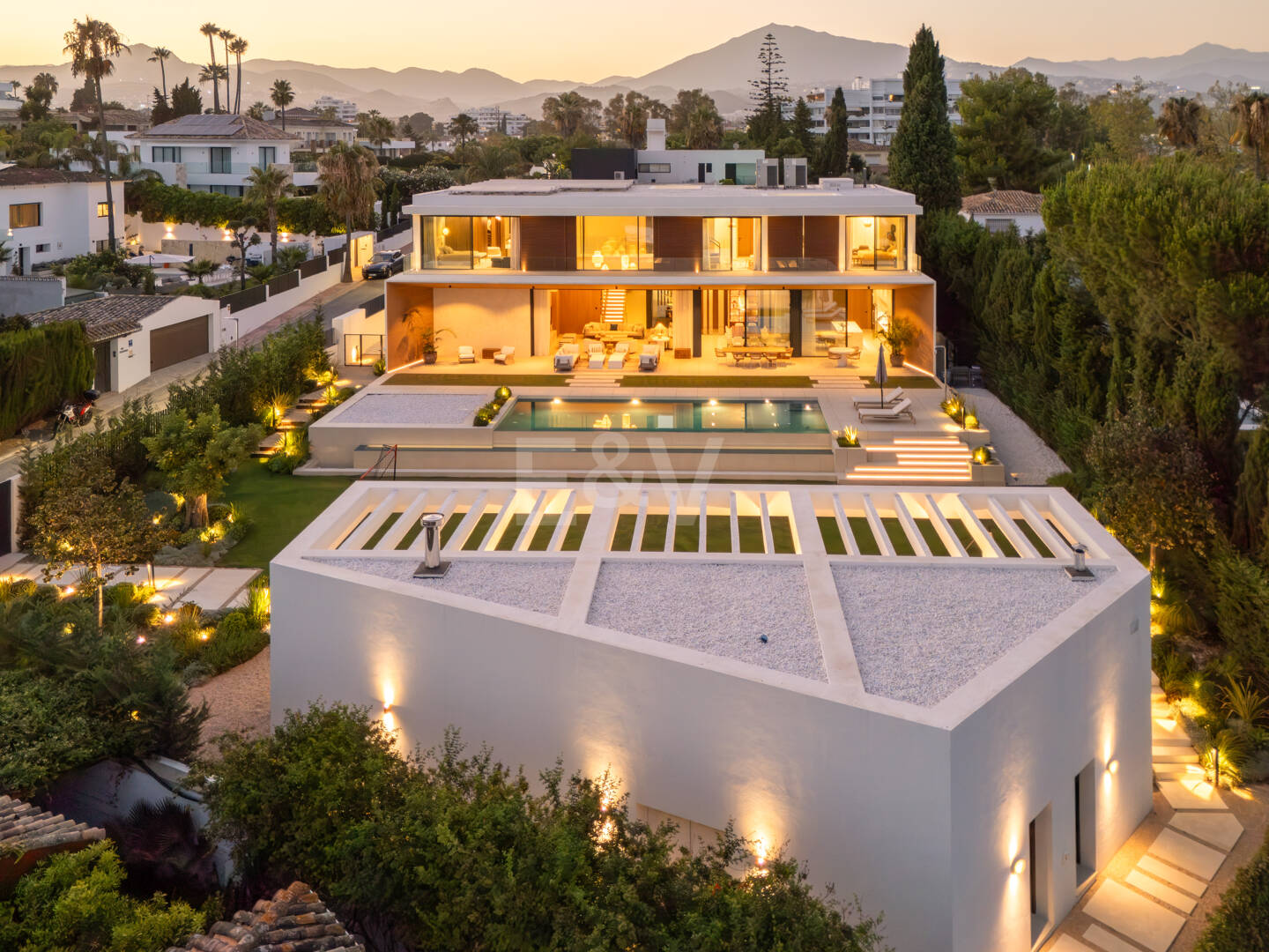 Grand Contemporary Villa with Luxury Amenities and Prime Golfside Living