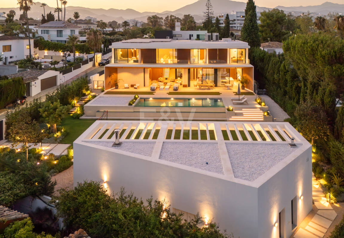 Grand Contemporary Villa with Luxury Amenities and Prime Golfside Living