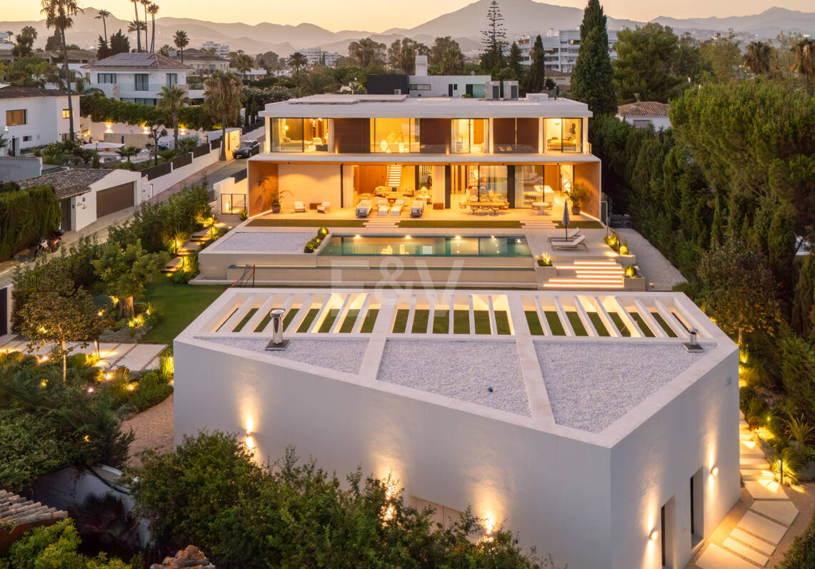 Grand Contemporary Villa with Luxury Amenities and Prime Golfside Living