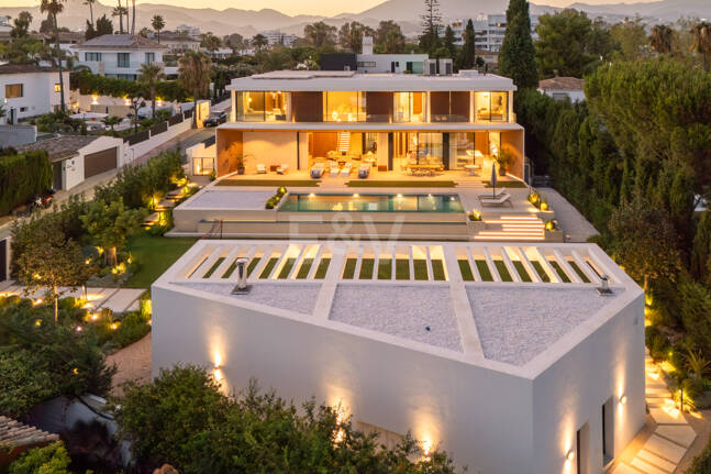 Grand Contemporary Villa with Luxury Amenities and Prime Golfside Living