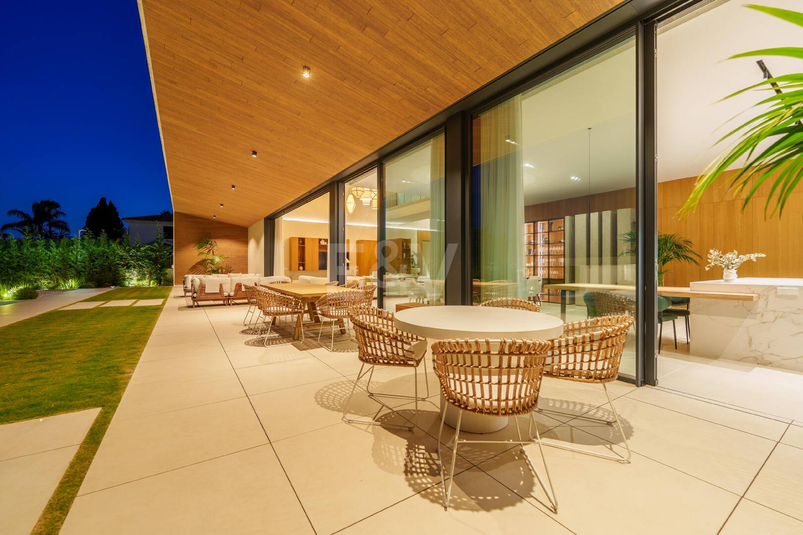 Gran villa contemporánea con lujosas comodidades y vida junto al campo de golf