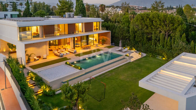 Grand Contemporary Villa with Luxury Amenities and Prime Golfside Living