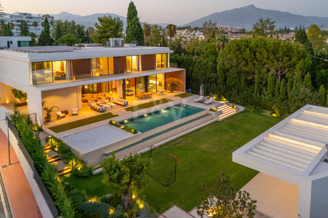 Grand Contemporary Villa with Luxury Amenities and Prime Golfside Living