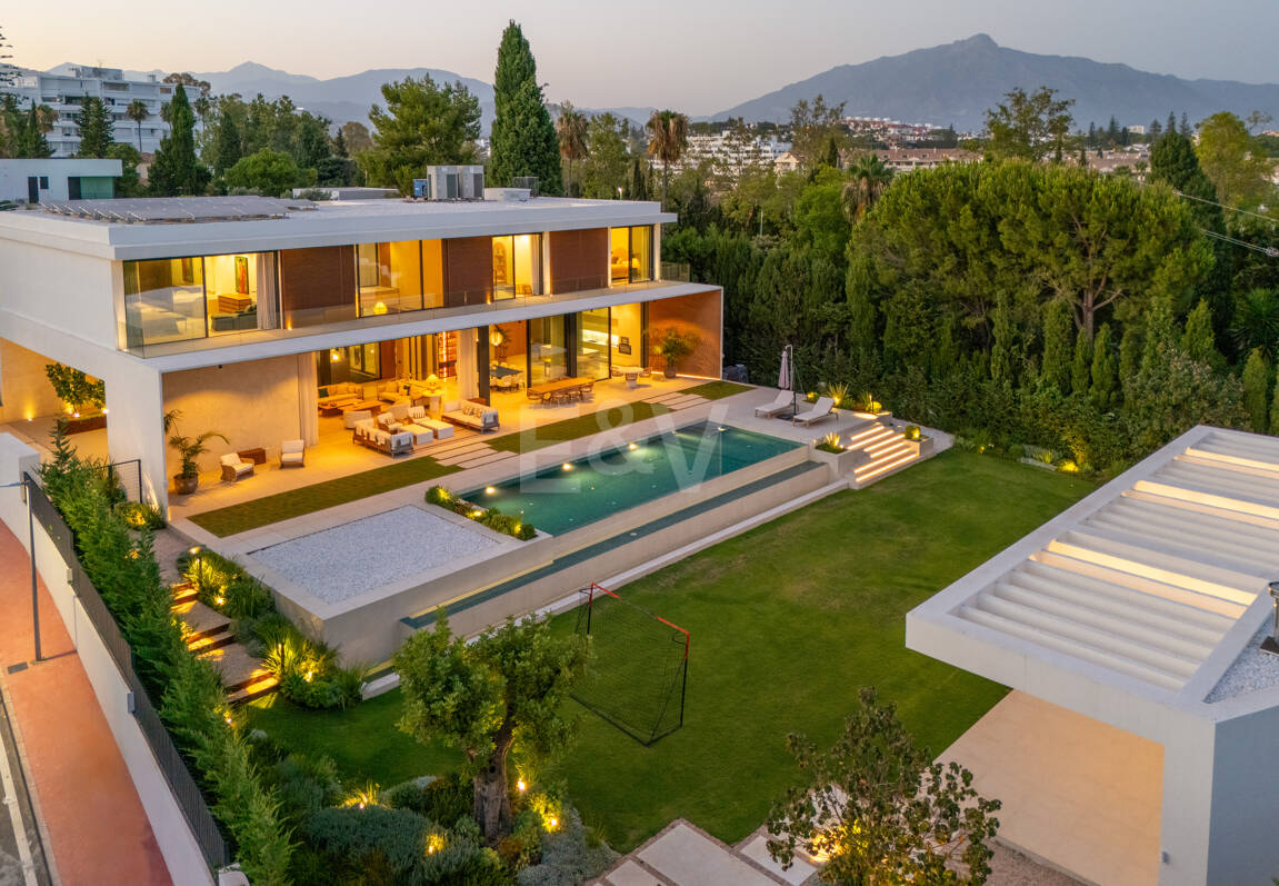 Grand Contemporary Villa with Luxury Amenities and Prime Golfside Living