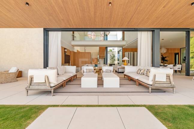 Grand Contemporary Villa with Luxury Amenities and Prime Golfside Living