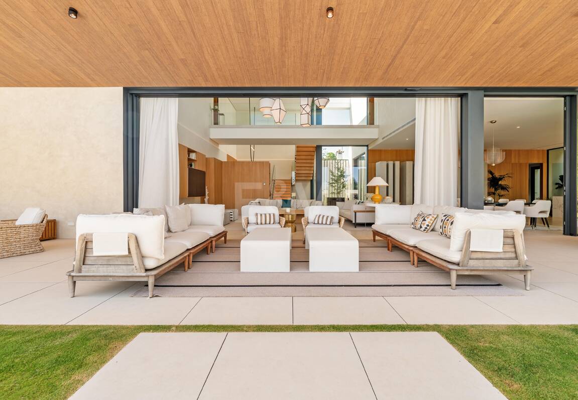 Grand Contemporary Villa with Luxury Amenities and Prime Golfside Living