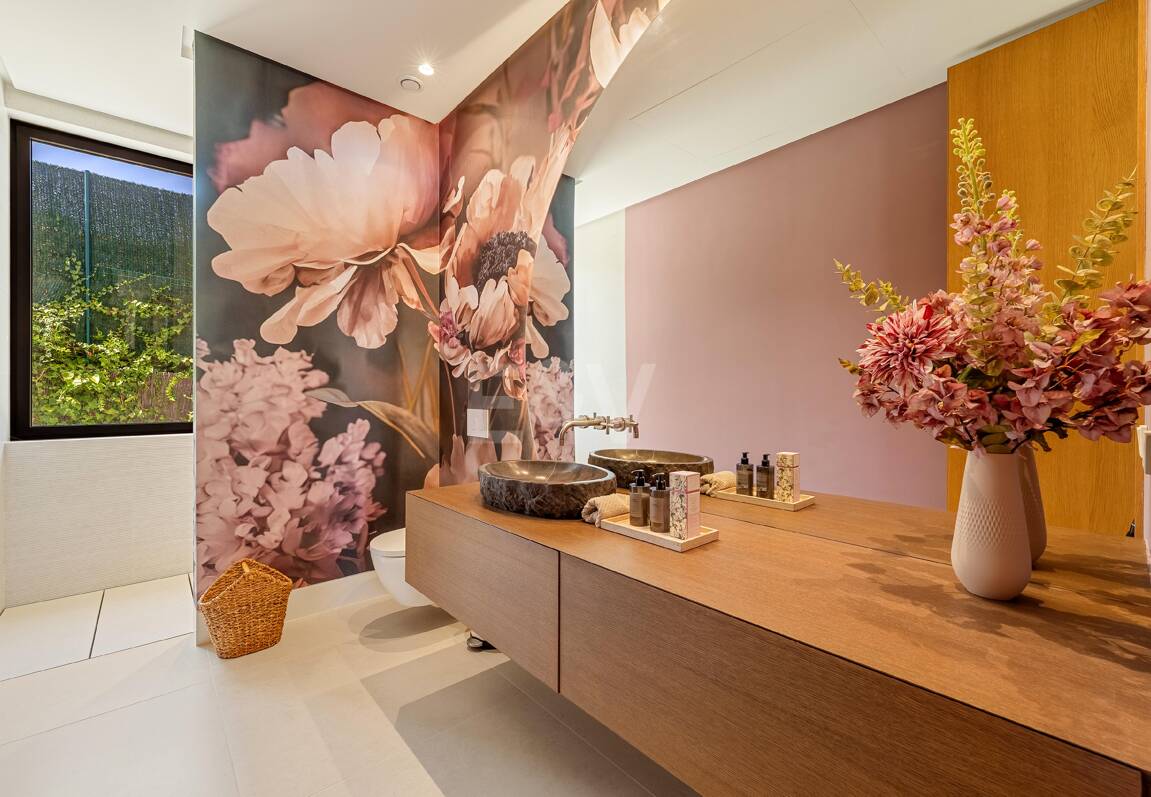 Grand Contemporary Villa with Luxury Amenities and Prime Golfside Living