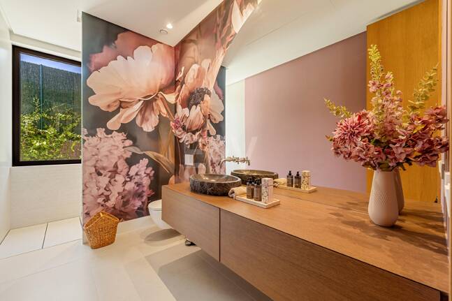 Grand Contemporary Villa with Luxury Amenities and Prime Golfside Living