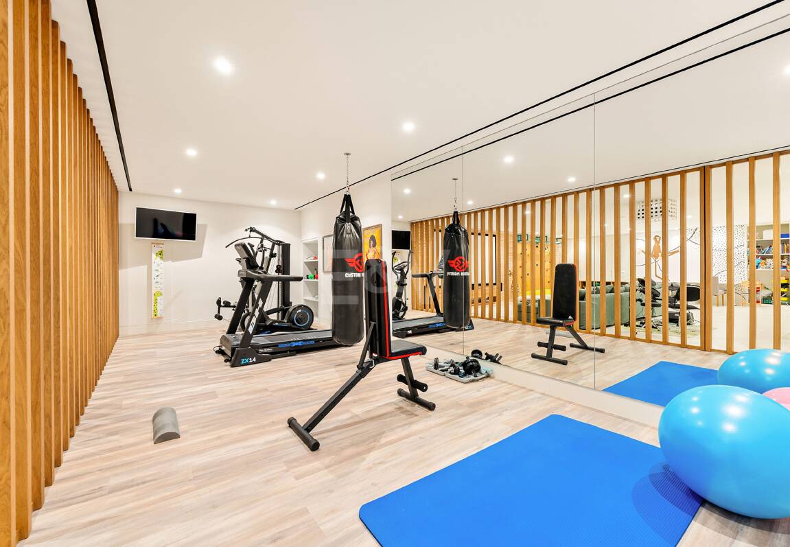 Grand Contemporary Villa with Luxury Amenities and Prime Golfside Living