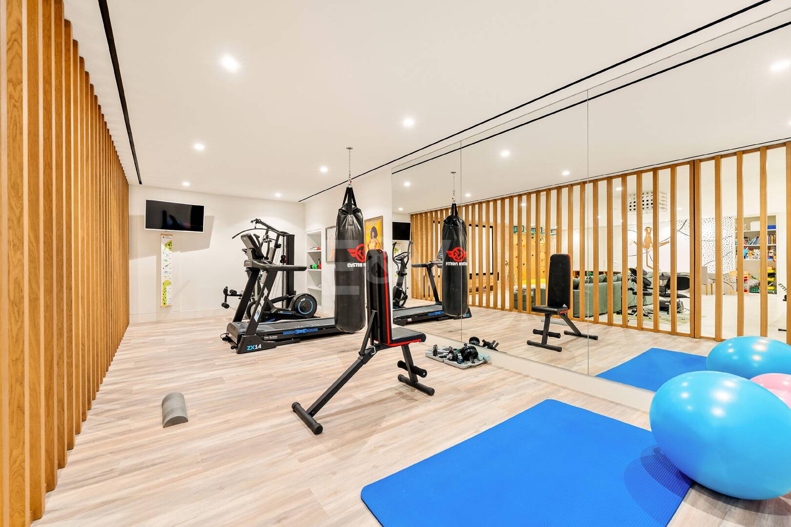 Gran villa contemporánea con lujosas comodidades y vida junto al campo de golf