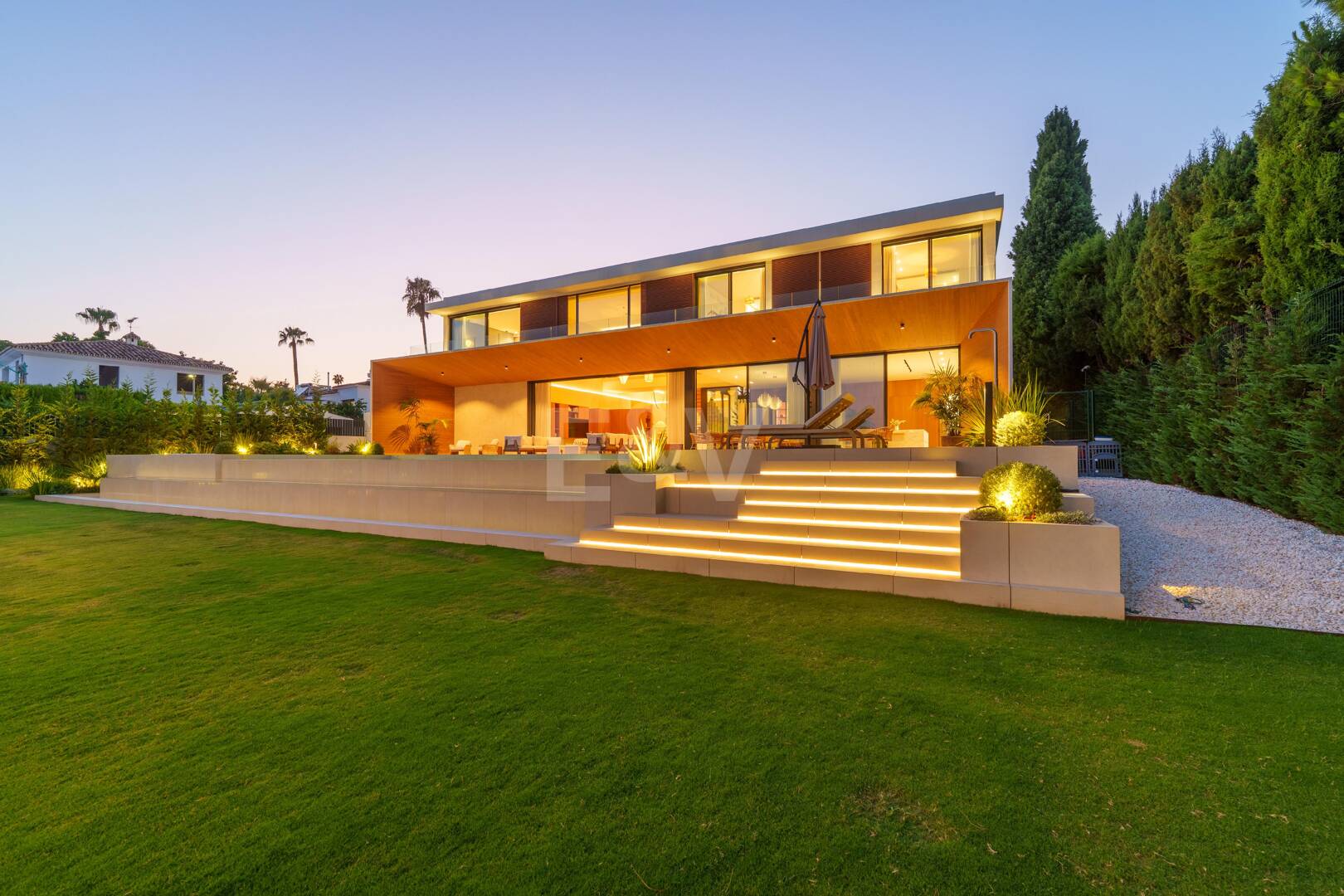 Gran villa contemporánea con lujosas comodidades y vida junto al campo de golf