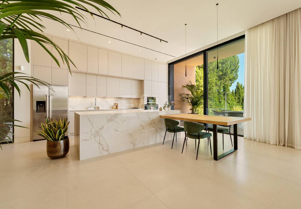 Grand Contemporary Villa with Luxury Amenities and Prime Golfside Living