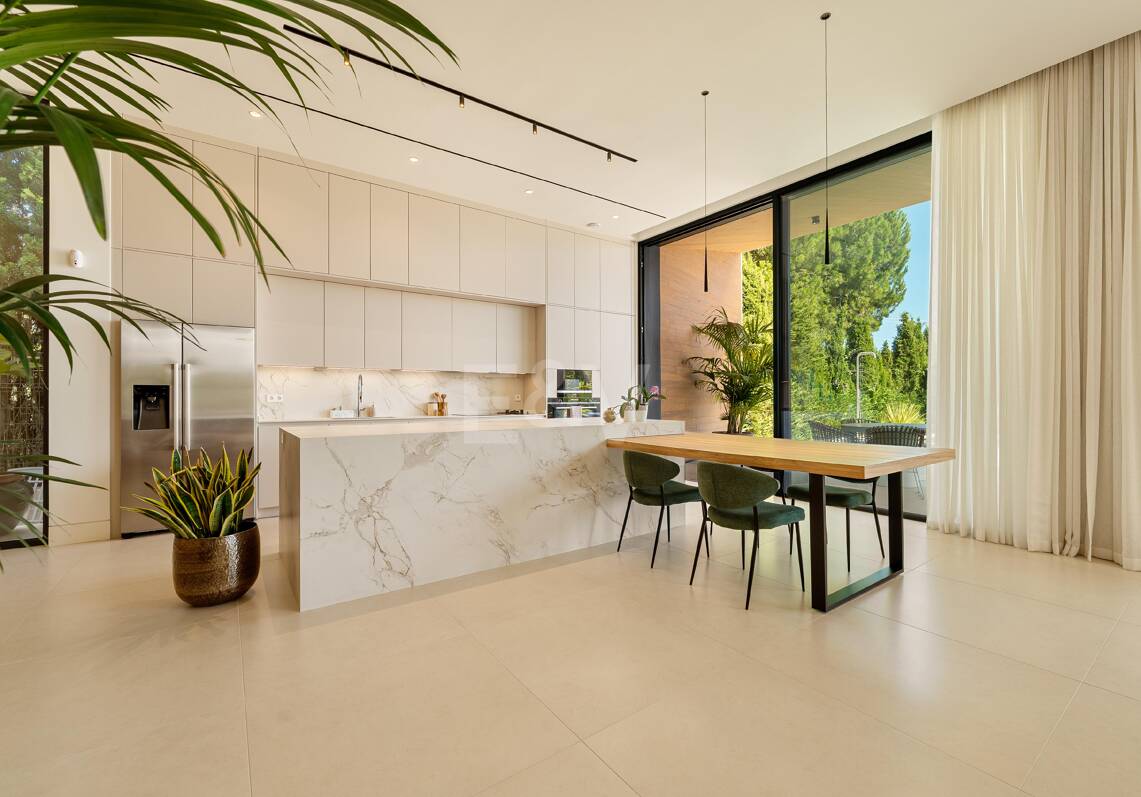 Grand Contemporary Villa with Luxury Amenities and Prime Golfside Living