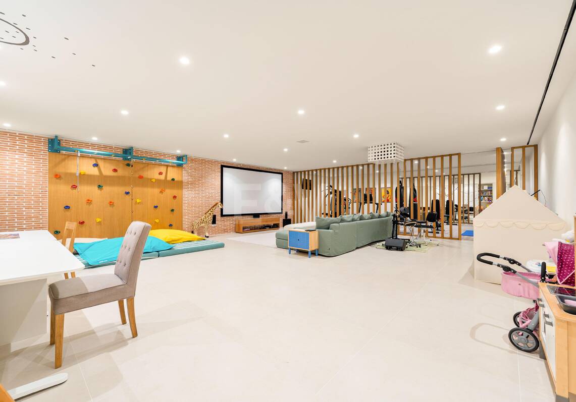 Grand Contemporary Villa with Luxury Amenities and Prime Golfside Living