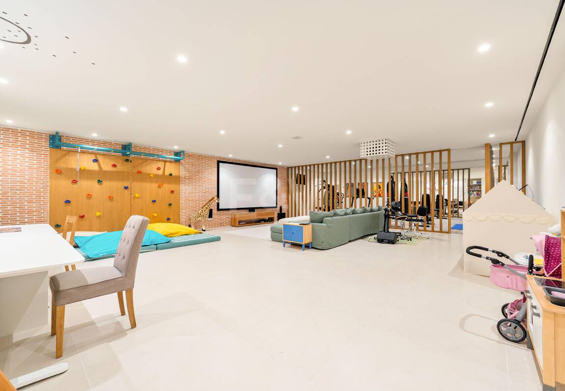 Grand Contemporary Villa with Luxury Amenities and Prime Golfside Living