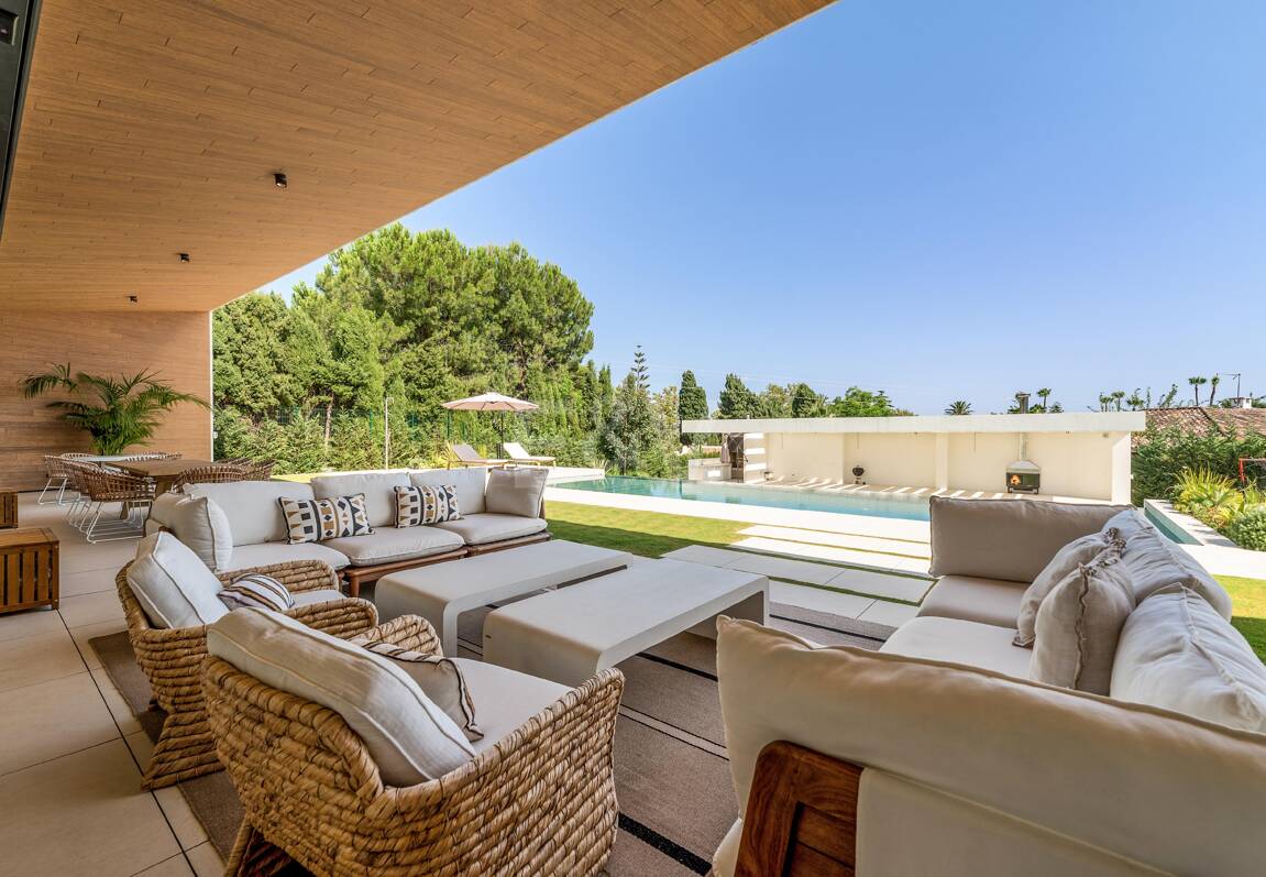 Grand Contemporary Villa with Luxury Amenities and Prime Golfside Living