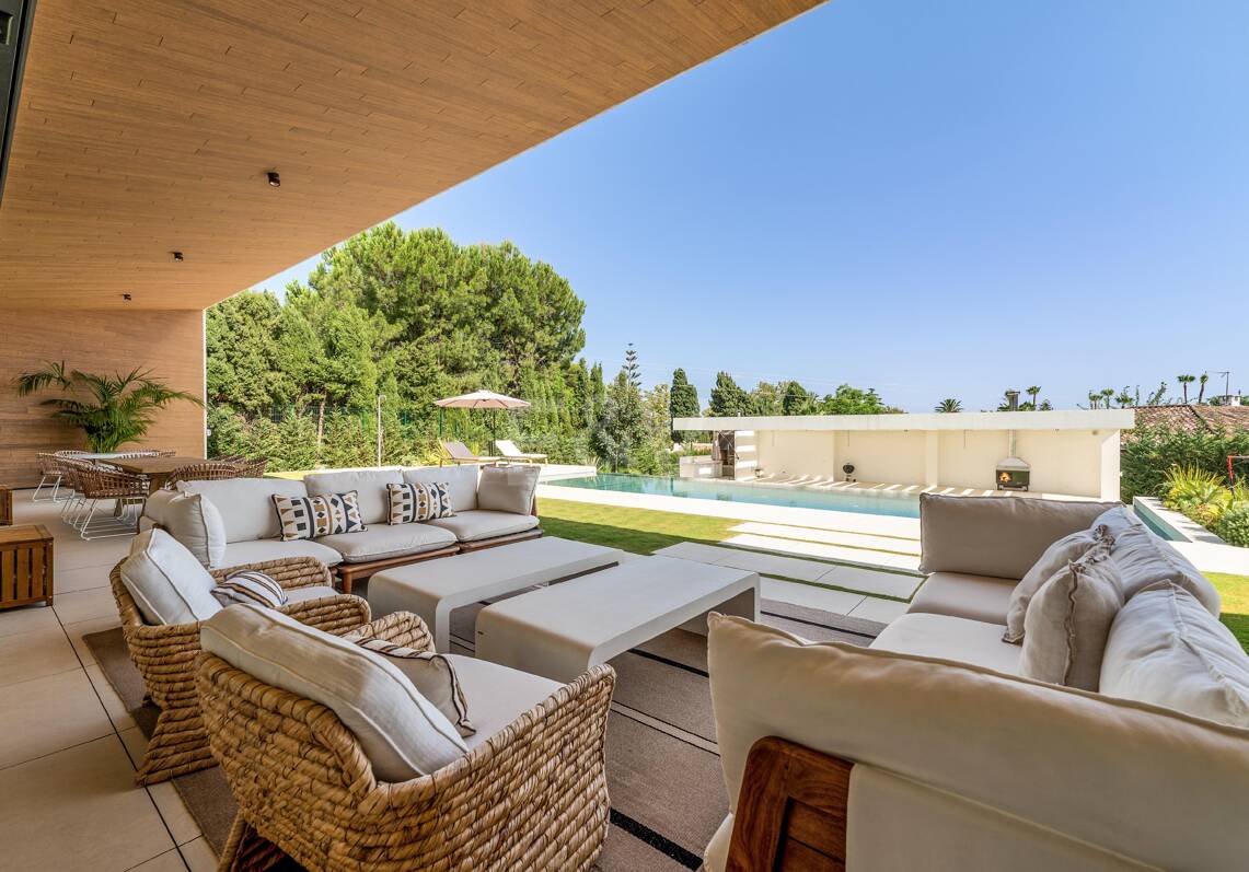 Grand Contemporary Villa with Luxury Amenities and Prime Golfside Living