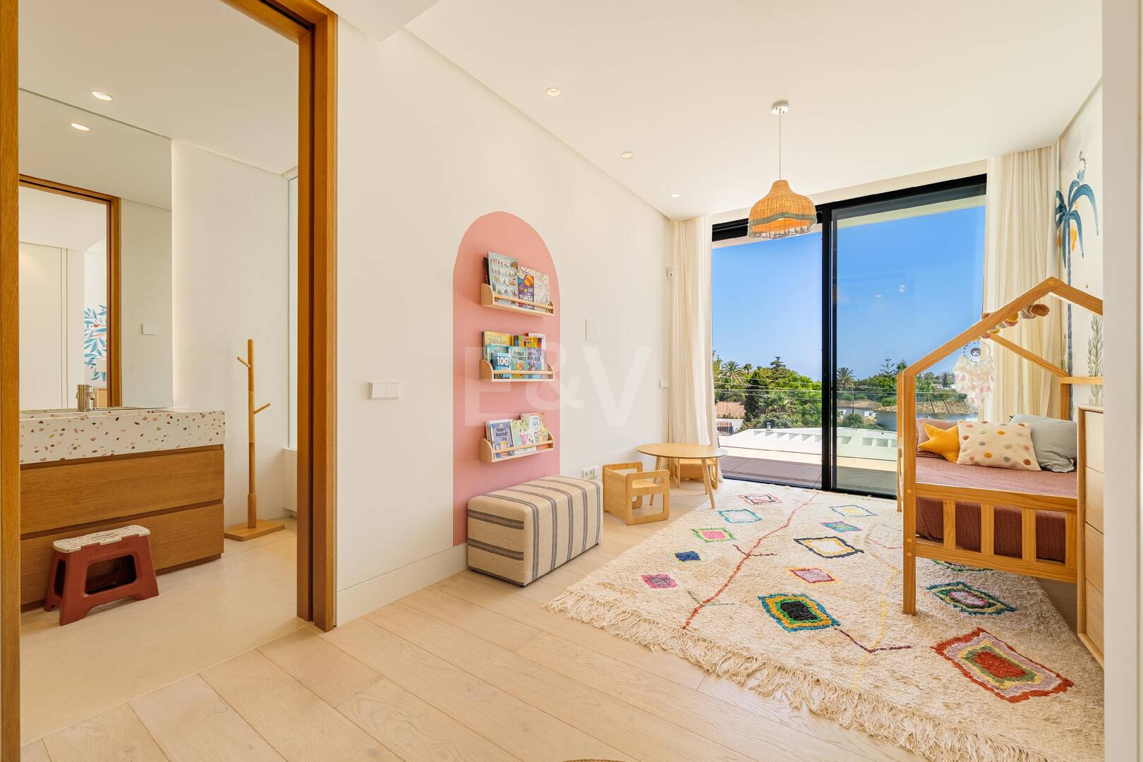 Gran villa contemporánea con lujosas comodidades y vida junto al campo de golf