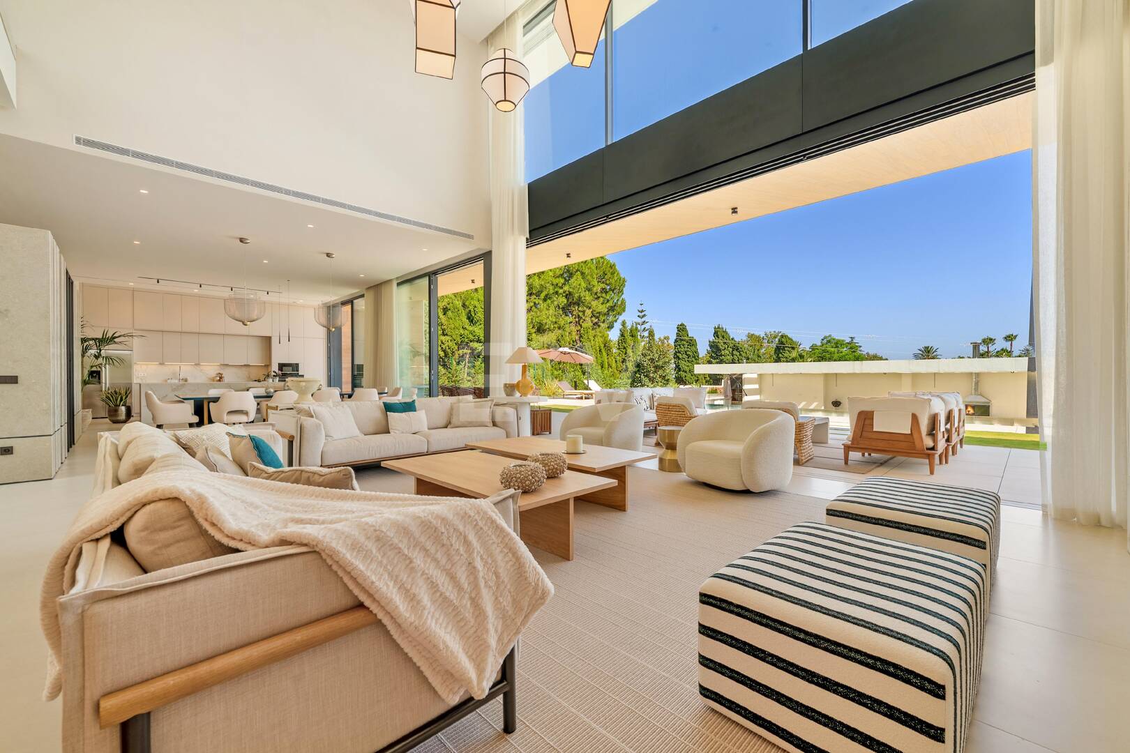 Gran villa contemporánea con lujosas comodidades y vida junto al campo de golf