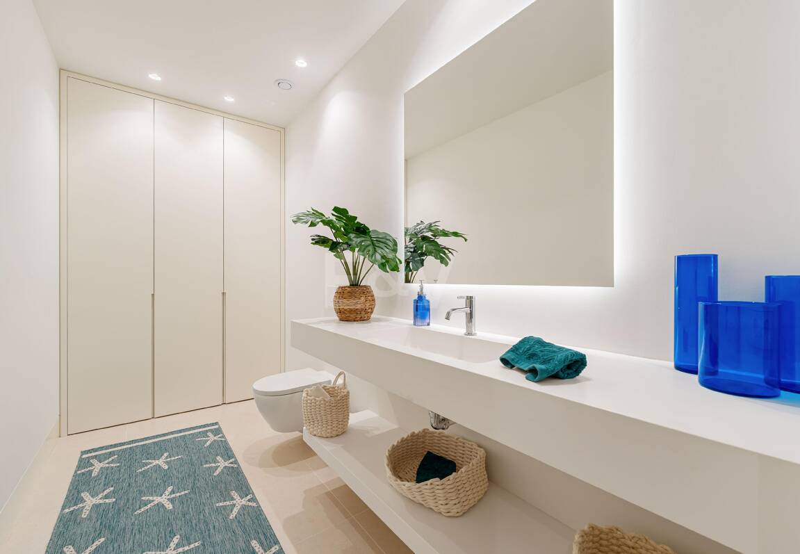 Grand Contemporary Villa with Luxury Amenities and Prime Golfside Living