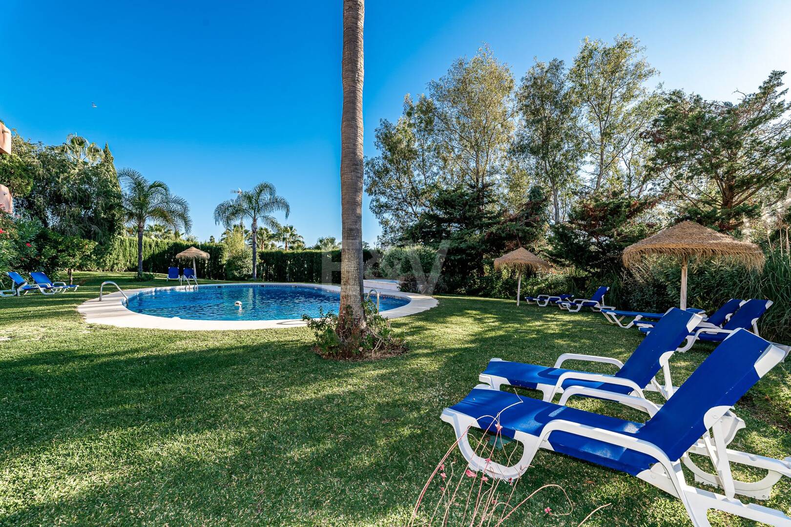 Sofisticado apartamento en una comunidad privada cerca de los mejores servicios de Marbella