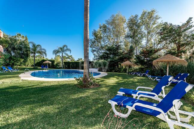 Sofisticado apartamento en una comunidad privada cerca de los mejores servicios de Marbella