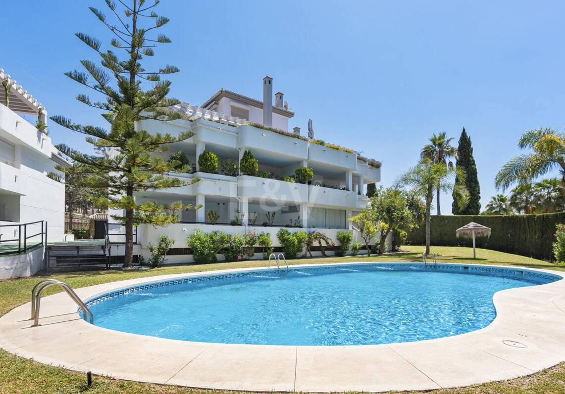Sofisticado apartamento en una comunidad privada cerca de los mejores servicios de Marbella