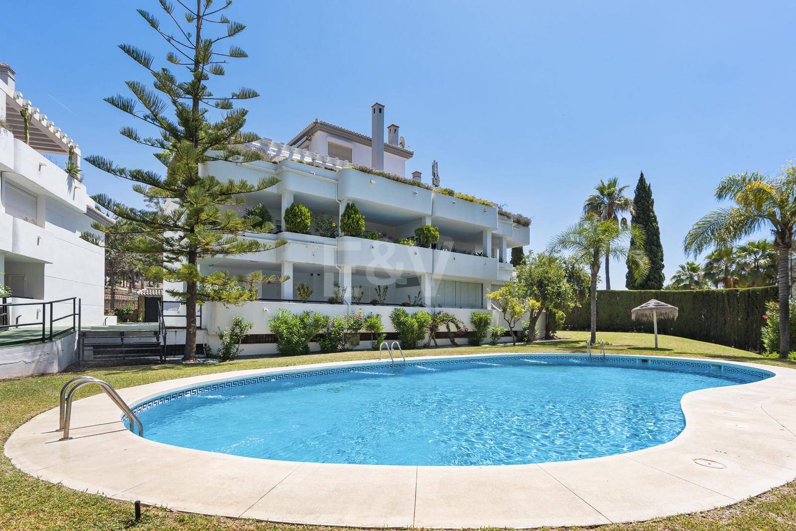 Sofisticado apartamento en una comunidad privada cerca de los mejores servicios de Marbella