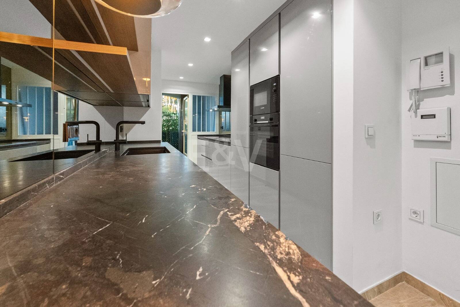 Sofisticado apartamento en una comunidad privada cerca de los mejores servicios de Marbella