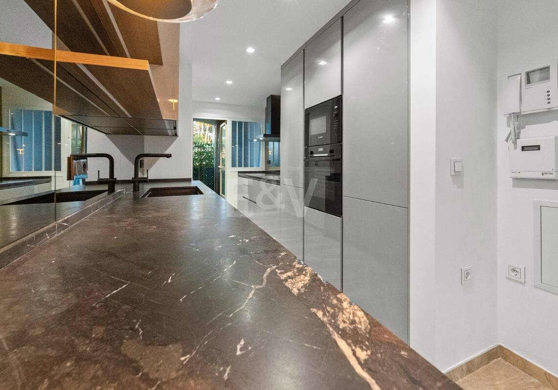 Sofisticado apartamento en una comunidad privada cerca de los mejores servicios de Marbella