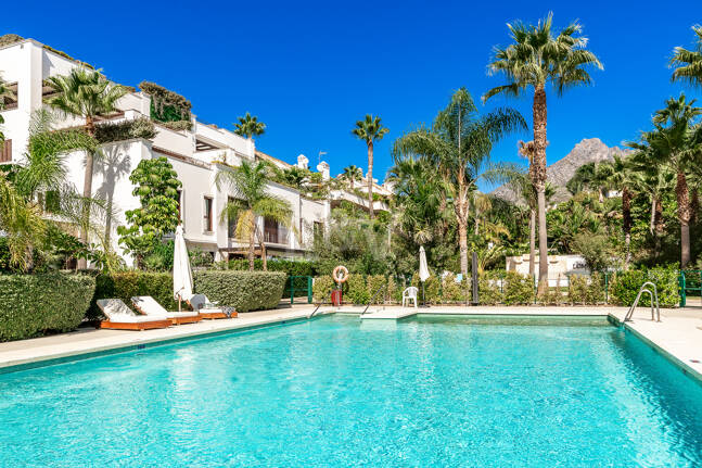 Ático dúplex con visas panorámicas y piscina privada