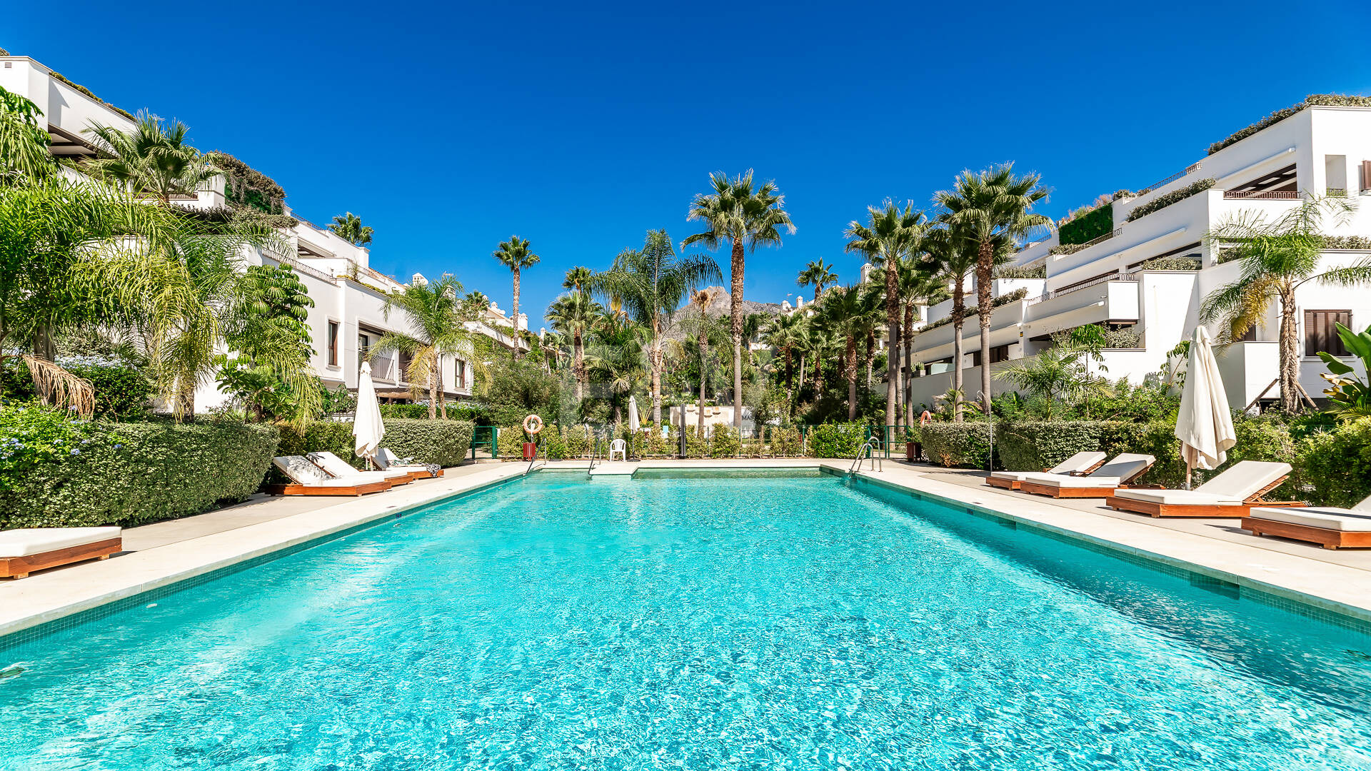 Ático dúplex con visas panorámicas y piscina privada