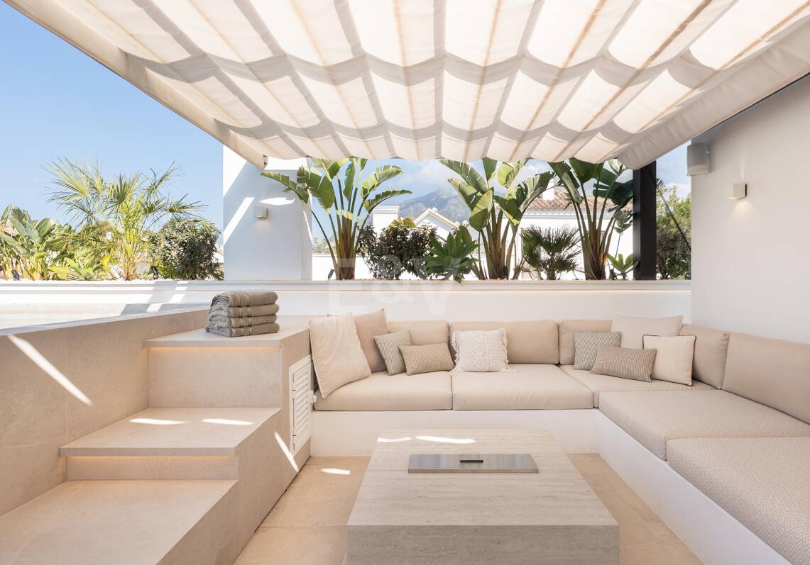 Penthouse duplex panoramique avec terrasses ensoleillées, piscine privée & licence touristique