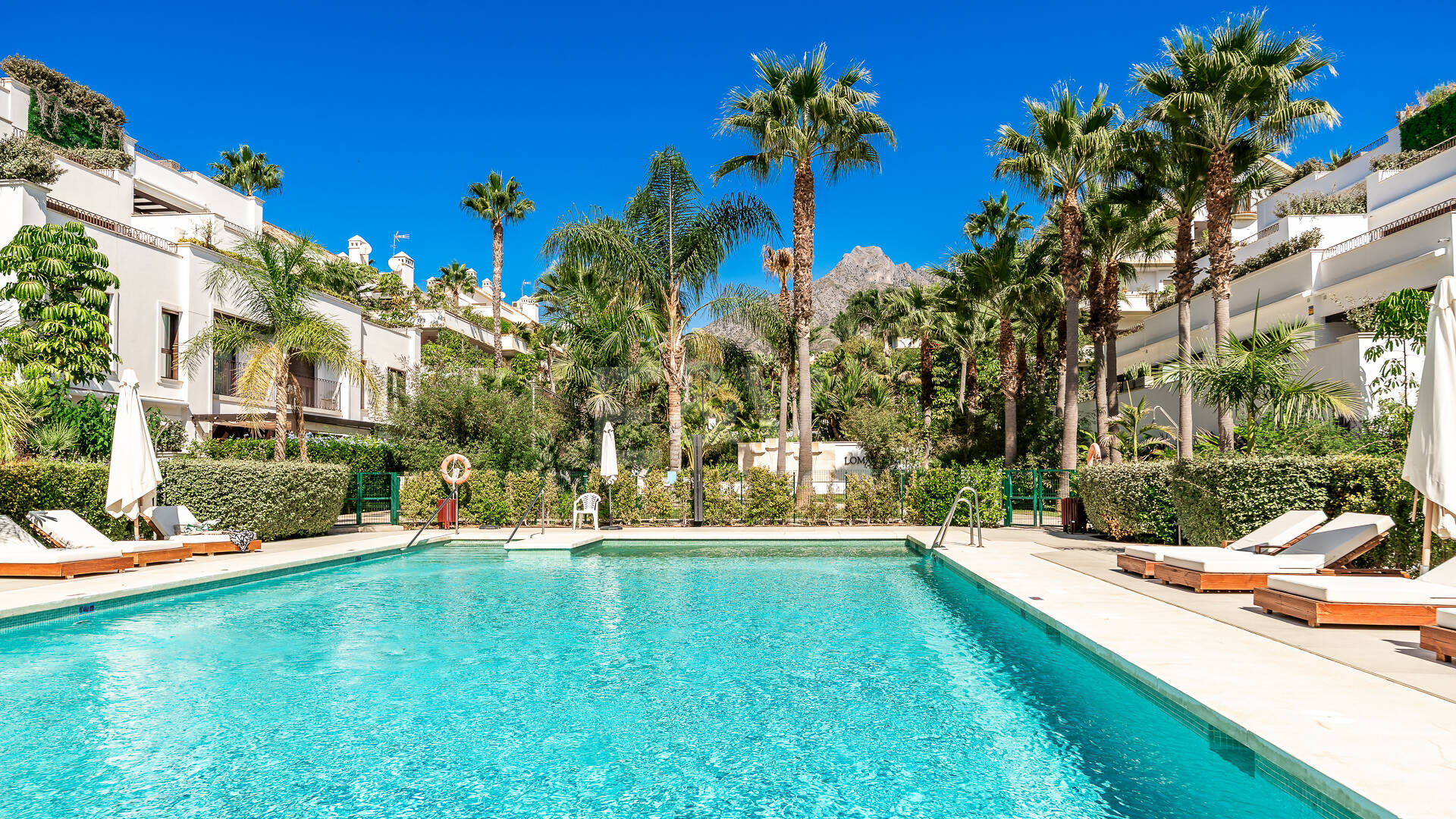 Ático dúplex con visas panorámicas y piscina privada