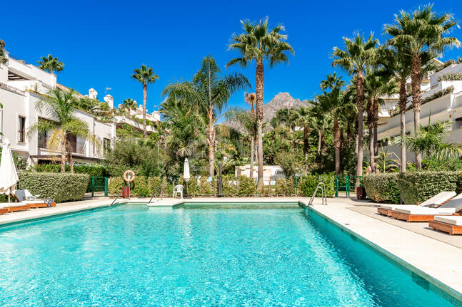 Ático dúplex con visas panorámicas y piscina privada