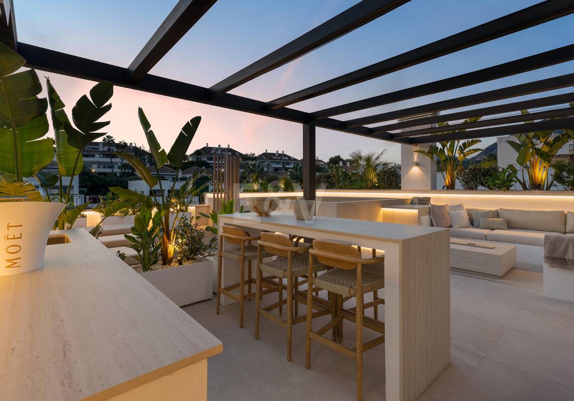 Penthouse duplex panoramique avec terrasses ensoleillées, piscine privée & licence touristique