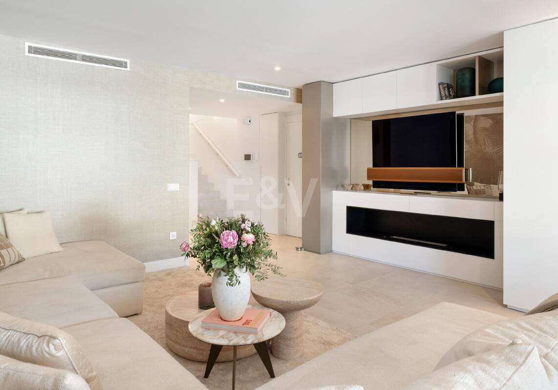 Penthouse duplex panoramique avec terrasses ensoleillées, piscine privée & licence touristique