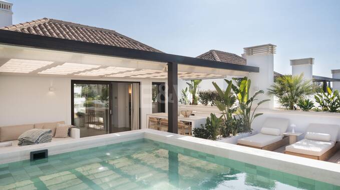Moderno ático dúplex con vistas panorámicas, piscina privada y licencia turística