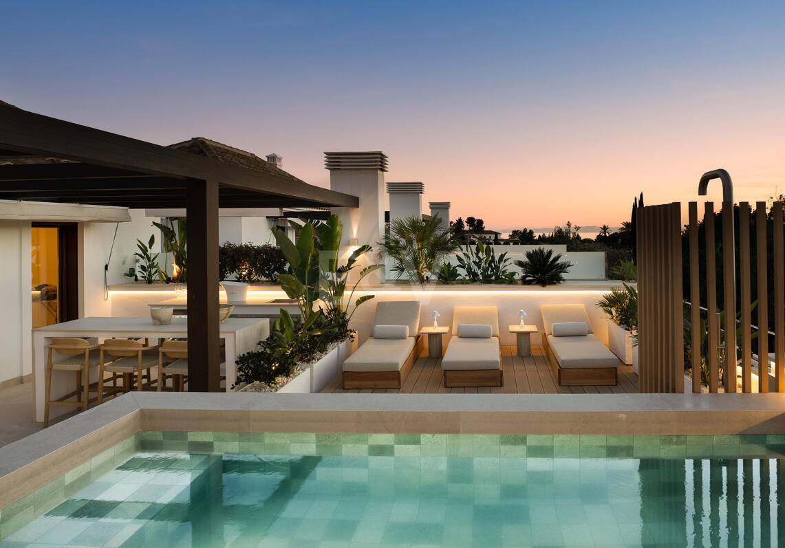 Penthouse duplex panoramique avec terrasses ensoleillées, piscine privée & licence touristique