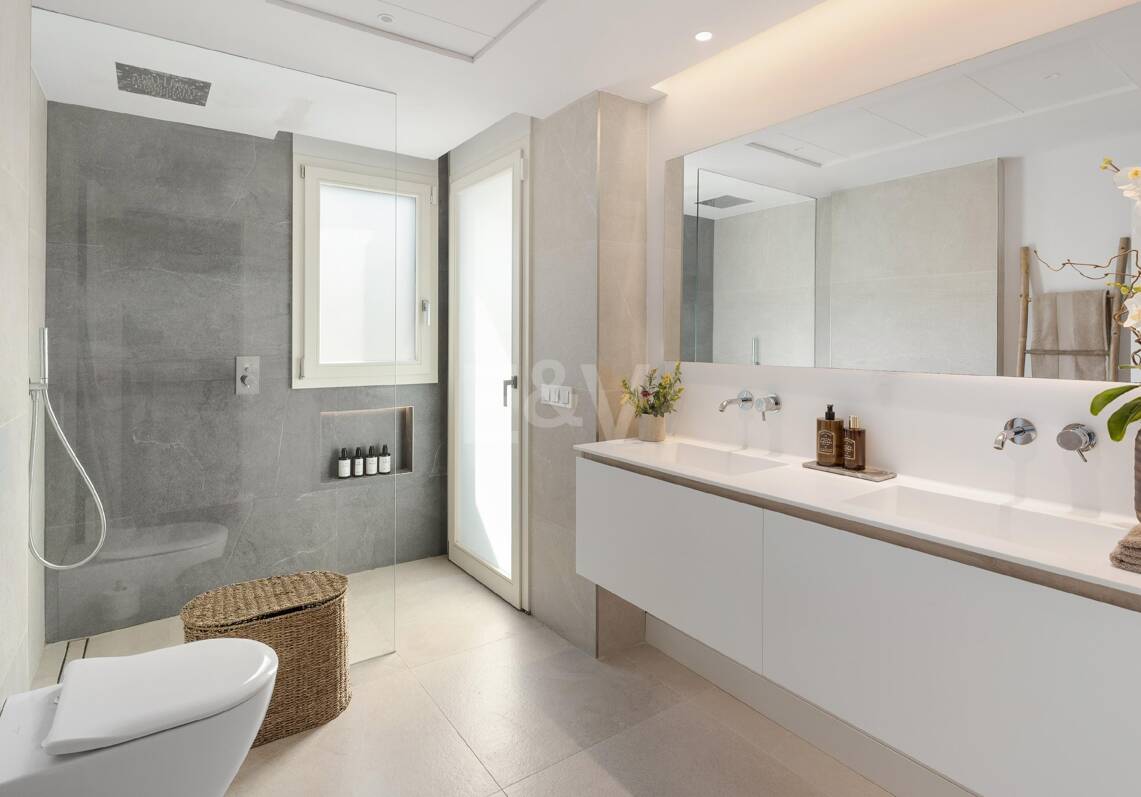 Penthouse duplex panoramique avec terrasses ensoleillées, piscine privée & licence touristique