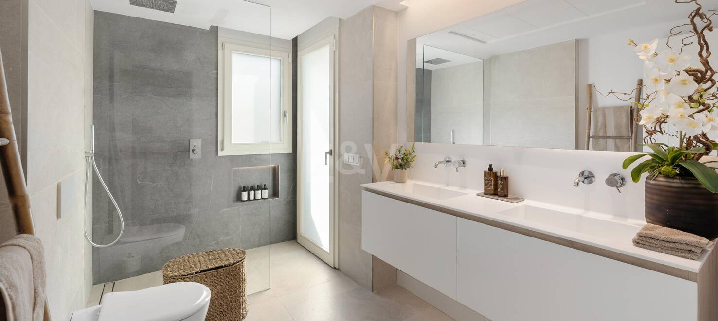 Stunning Duplex Penthouse on Marbella's Golden Mile