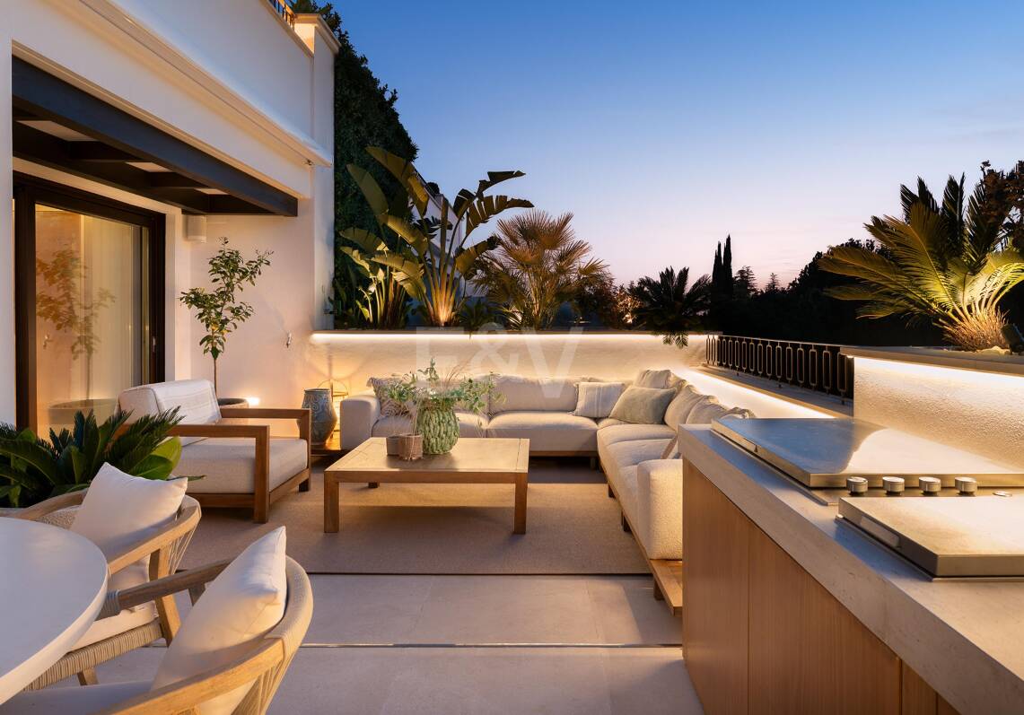 Penthouse duplex panoramique avec terrasses ensoleillées, piscine privée & licence touristique
