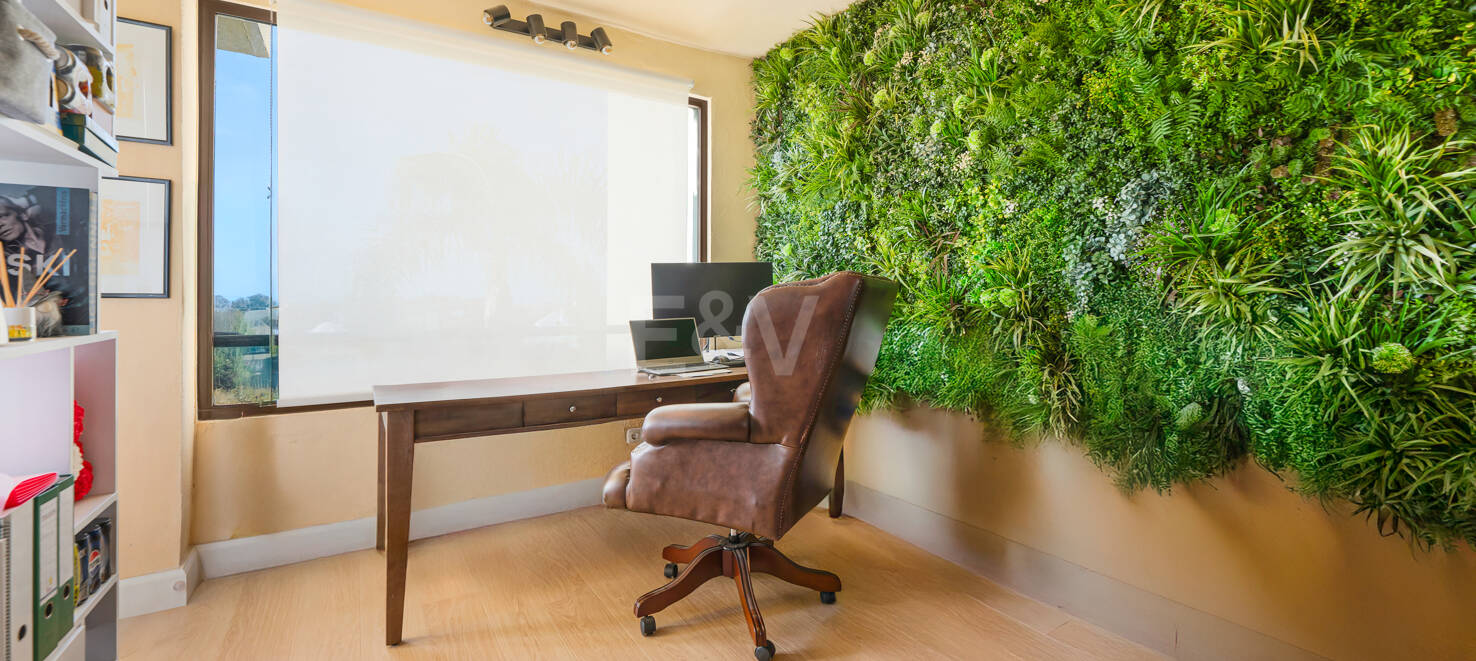 Apartamento con Hermosas Vistas al Mar y Acceso al Golf