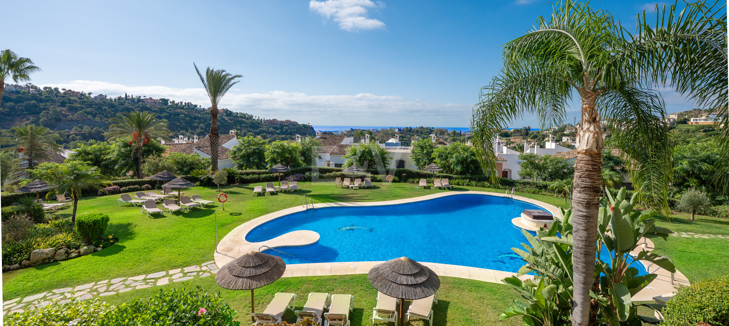 Apartment with Beautiful Sea Views and Golf Community Access